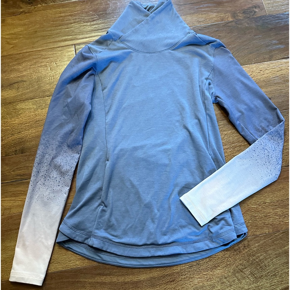 Calia fitted sweatshirt high neck so flattering front pockets sz med